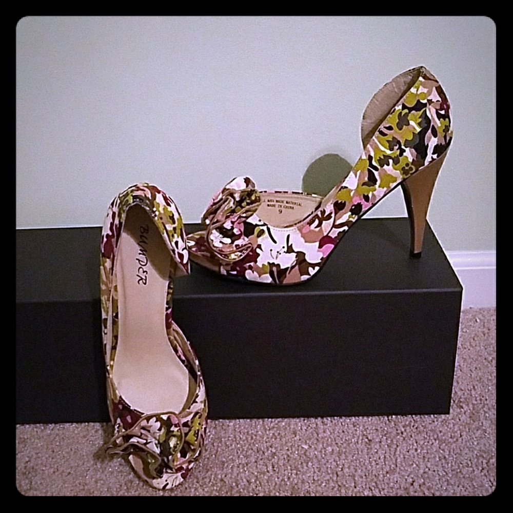 Cream and multicolored pumps!! Size 9
